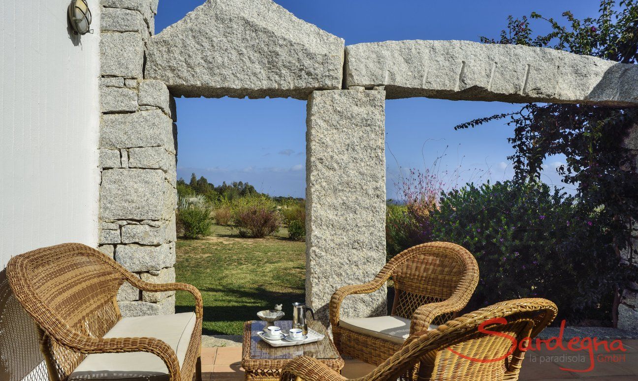 Li Conchi 36 | Terrasse mit Aussensofa und Blick ins Grüne N° 36