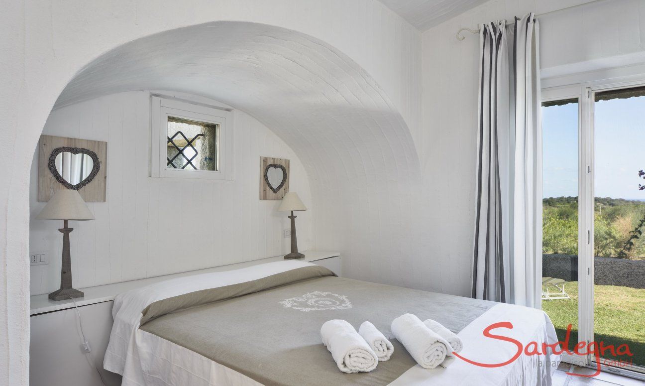 Li Conchi 38 | Schlafzimmer 1 mit Doppelbett und großem Fenster Schlafzimmer 1