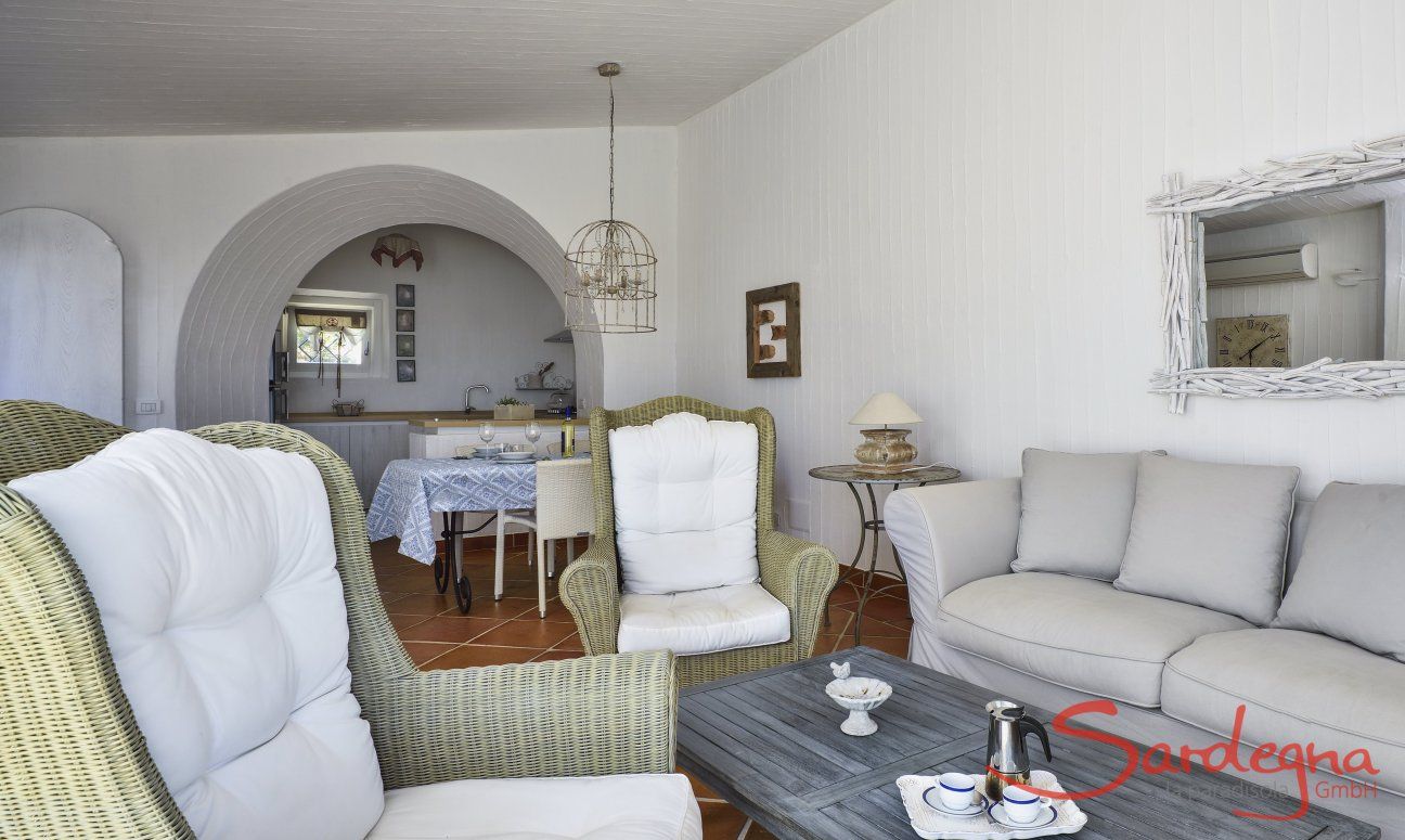 Li Conchi 38 | Wohnzimmer mit Sofaecke, Esstisch und Blick in die Küche Wohnzimmer
