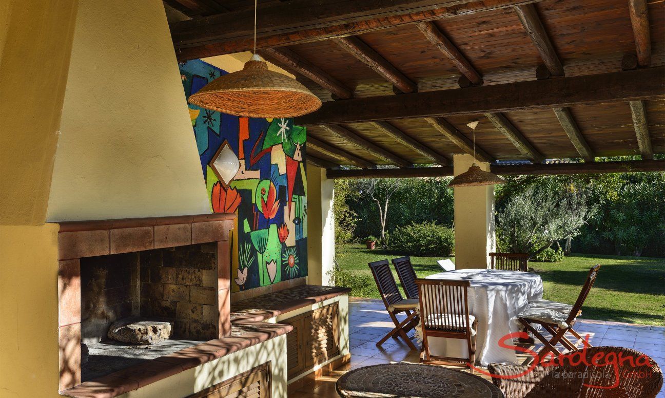 Villa La Viola | BBQ Bereich auf der Terrasse mit Esstisch BBQ Bereich auf der Terrasse mit Esstisch