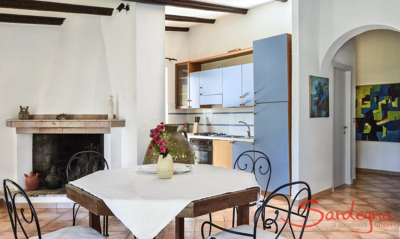 Villa La Viola | Wohnbereich mit Esstisch, Kamin und Küche Wohnbereich mit Esstisch, Kamin und Küche