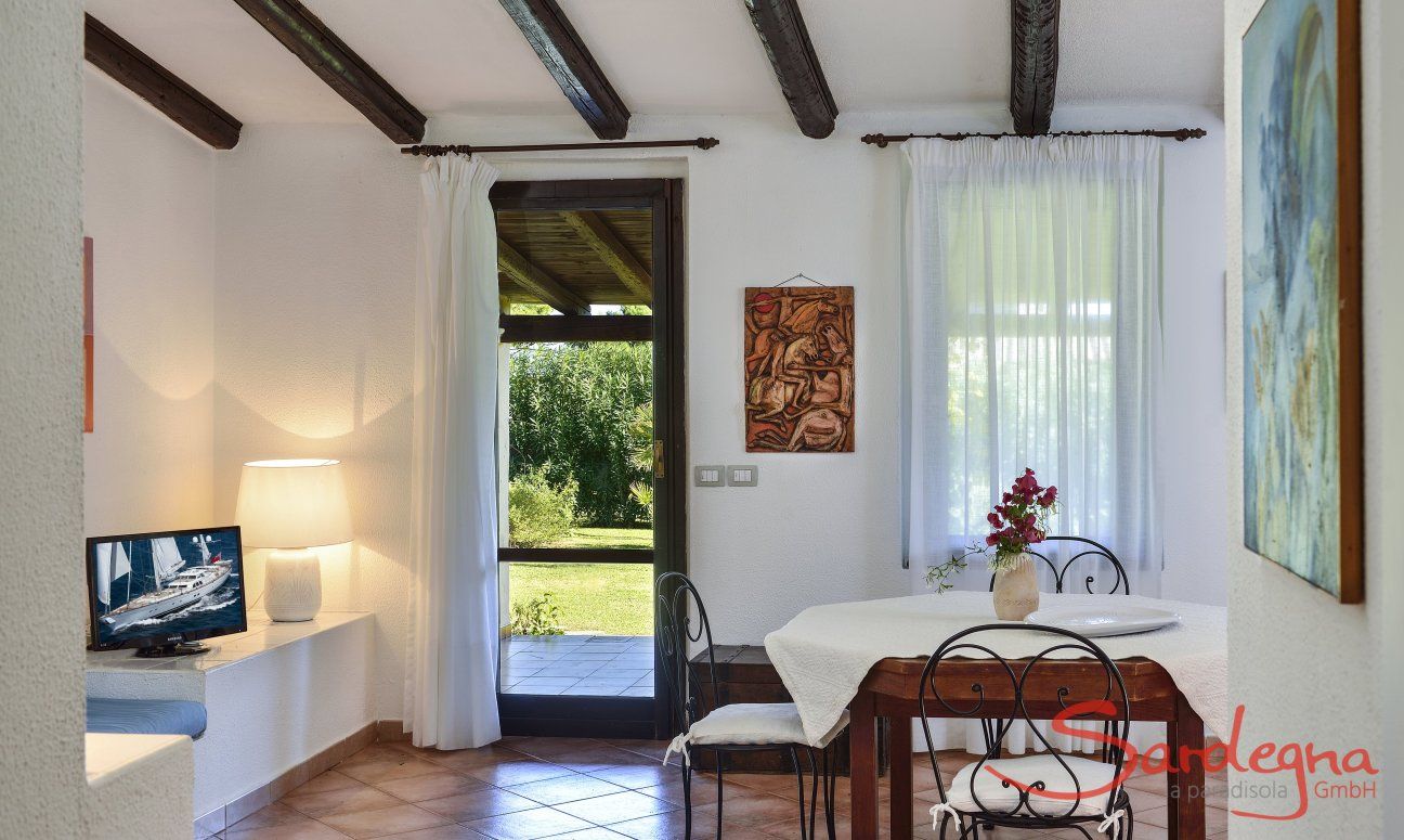 Villa La Viola | Wohnzimmer mit Terrassentür zum Garten New picture