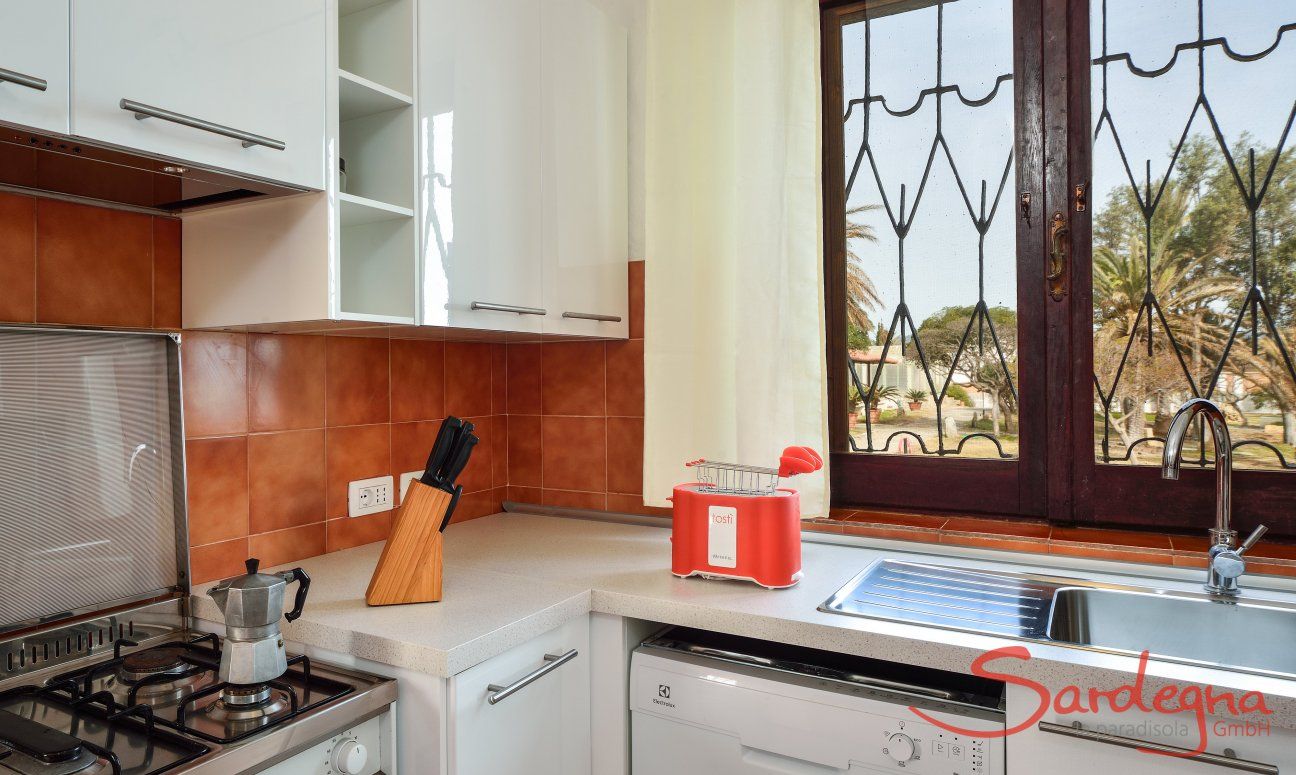 Villa Su Faru 1 | Küche mit großem Gasofen und -herd und Spülmaschine Küche mit großem Gasofen und -herd und Spülmaschine