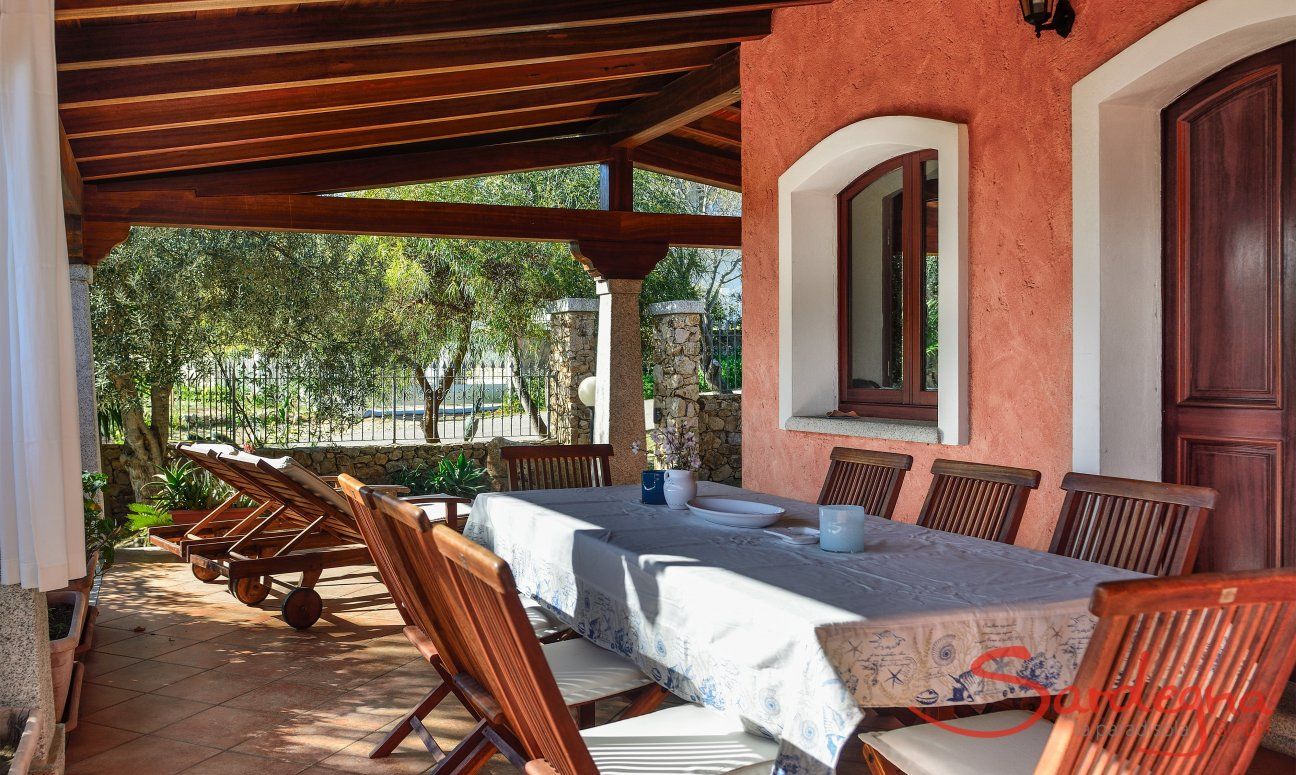 Villa Le Ginestre 1 | Überdachter Essbereich auf de Terrasse Überdachter Essbereich auf de Terrasse