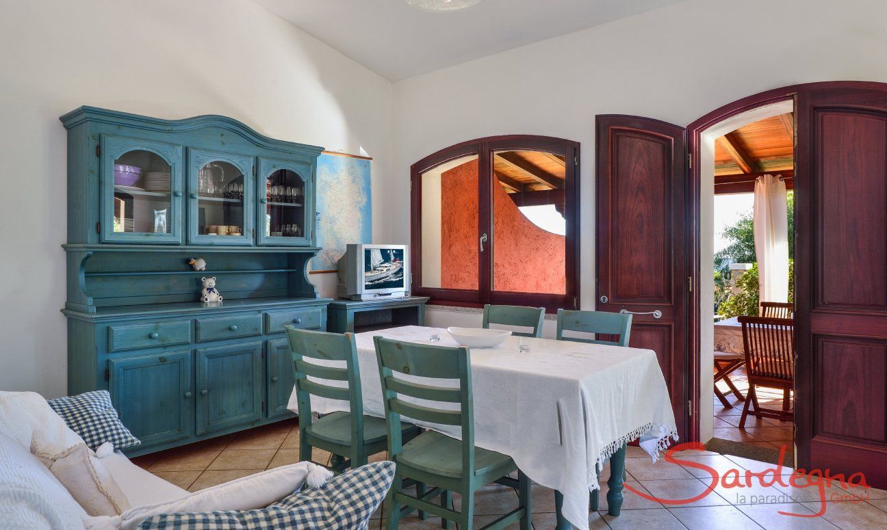 Villa Le Ginestre 1 | Wohnzimmer oben mit Esstisch, Sofa und Terrassenzugang Wohnzimmer oben mit Esstisch, Sofa und Terrassenzugang