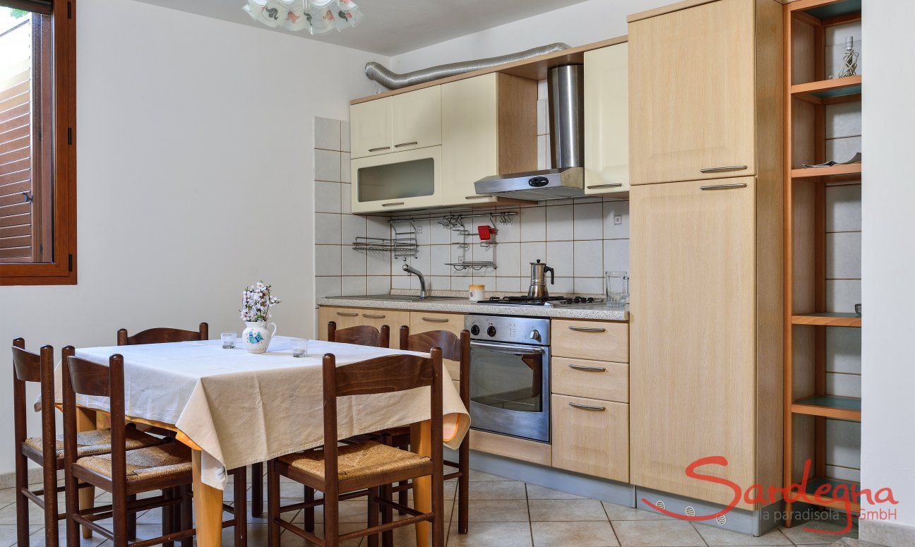 Villa Le Ginestre 1 | Küche unten mit großem Kühl- und Eisschrank, Ofen, Gasherd, Spülmaschine und Esstisch Küche unten mit großem Kühl- und Eisschrank, Ofen, Gasherd, Spülmaschine und Esstisch