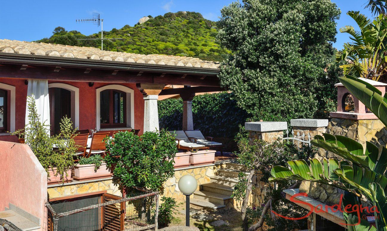 Villa Le Ginestre 2 | überdachte Terrasse der Villa mit Sonnenliegen zum relaxen Haus-und Gartenansicht