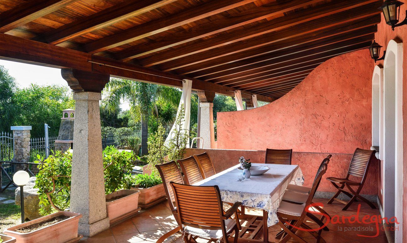 Villa Le Ginestre 2 | Überdachte Terrasse mit Esstisch im Freien Überdachte Terrasse mit Esstisch im Freien