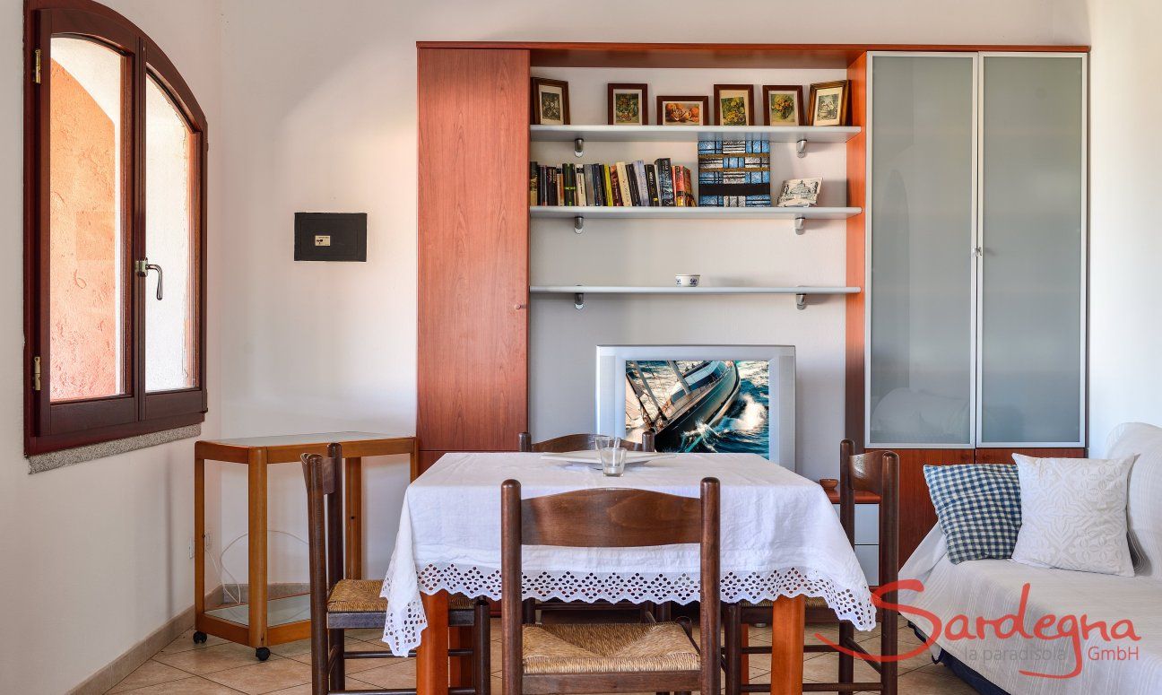 Villa Le Ginestre 2 | Wohnzimmer mit Esstisch, Sofa und Wandschrank im Obergeschoß Wohnzimmer mit Esstisch, Sofa und Wandschrank im Obergeschoß