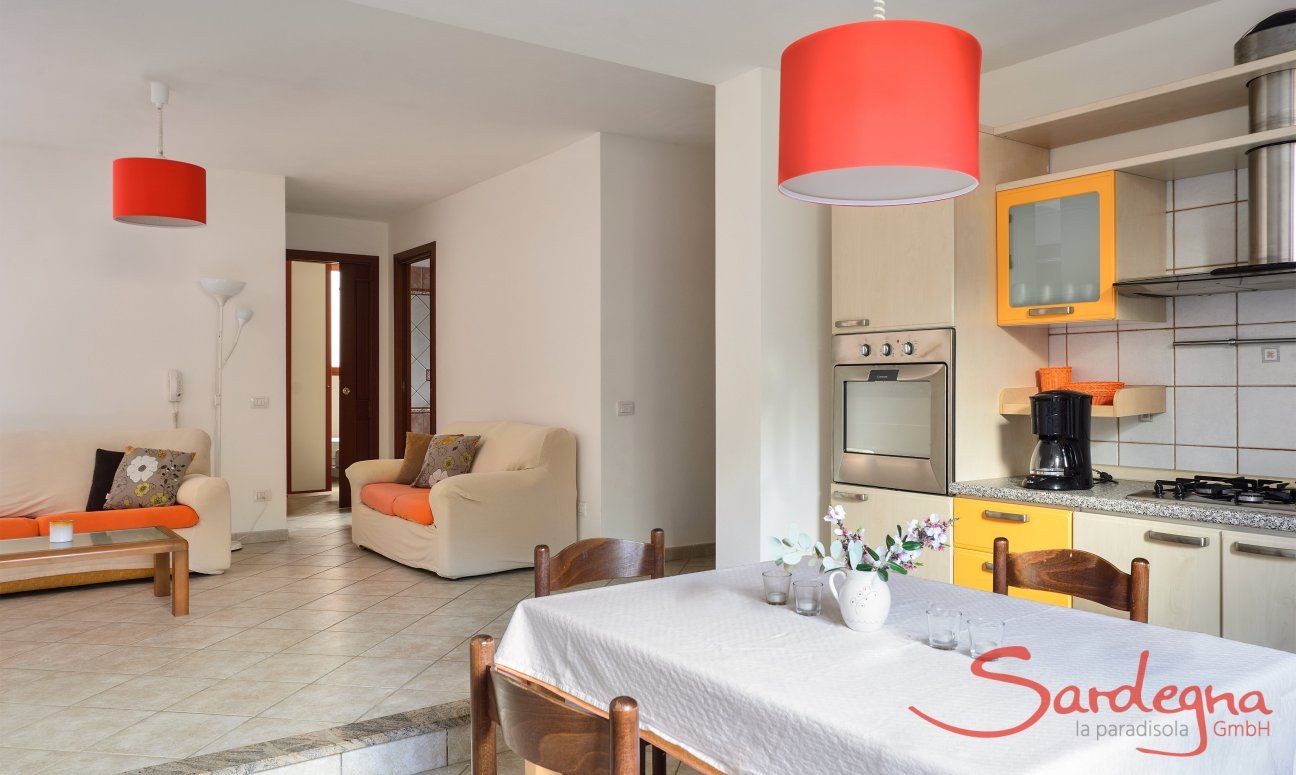 Villa Le Ginestre 2 | Wohnküche unten mit Esstisch und Blick in den Wohnbereich Wohnküche unten mit Esstisch und Blick in den Wohnbereich