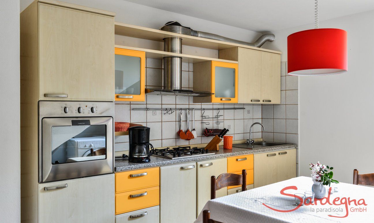 Villa Le Ginestre 2 | Küchenzeile im Untergeschoß mit Backofen, Gasherd, Abzugshaube und Spüle Küchenzeile im Untergeschoß mit Backofen, Gasherd, Abzugshaube und Spüle
