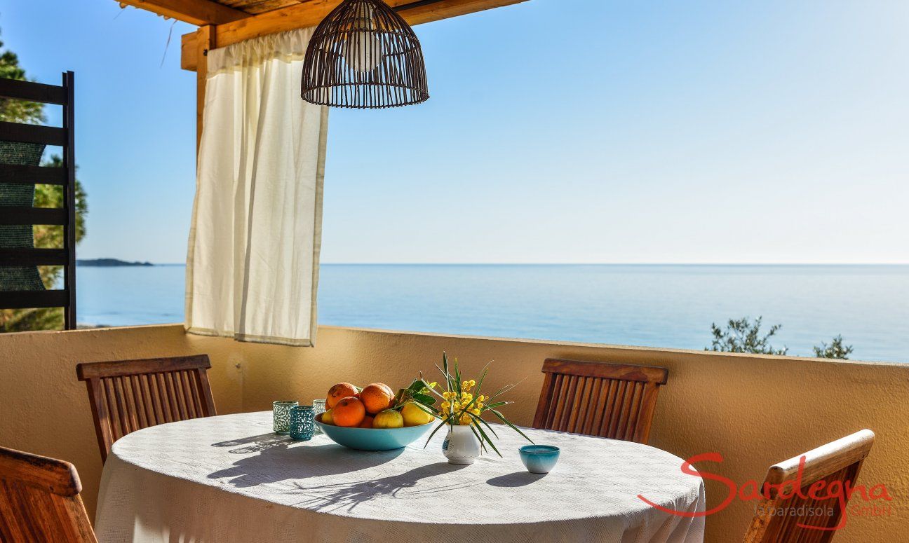 Apartment Nido 3 | Terrasse und Essbereich außen mit Meerblick Terrasse und Essbereich außen mit Meerblick