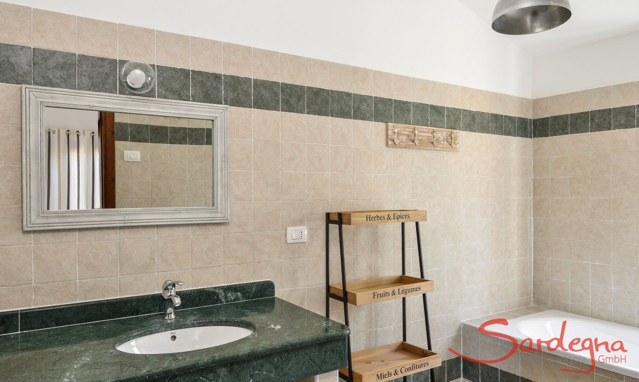 Apartment Orchidea-A | Großräumiges Badezimmer mit Badewanne Großräumiges Badezimmer mit Badewanne