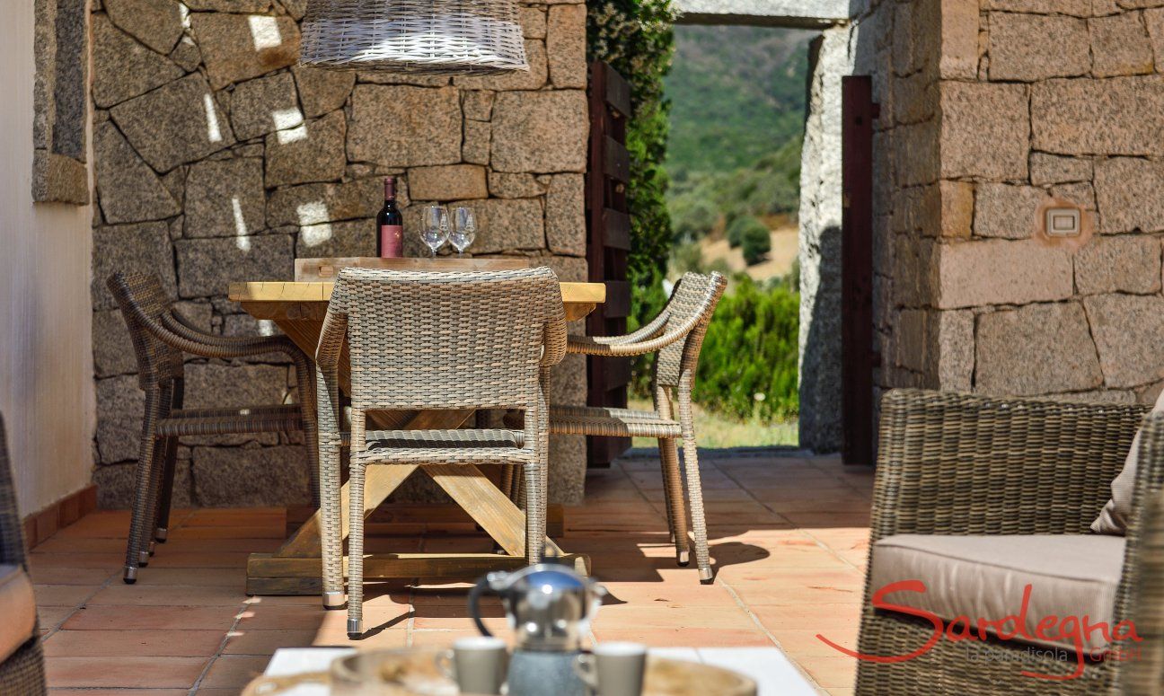 Li Conchi 4 | Terrasse mit Outdoor-Sofa zum Relaxen und Tisch zum Essen im Freien Gut ausgestatte Terrasse