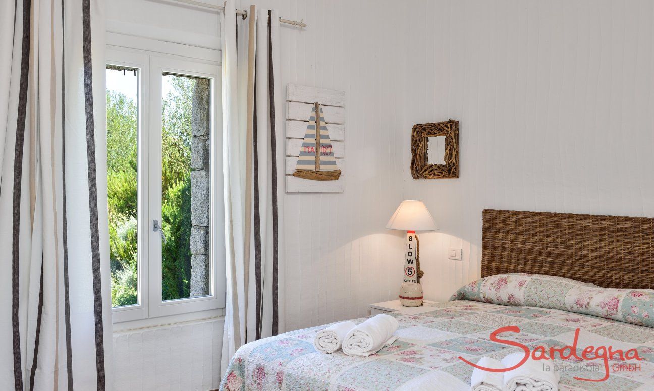 Li Conchi 4 | Schlafzimmer 1 mit Doppelbett und Blick in den Garten Schlafen