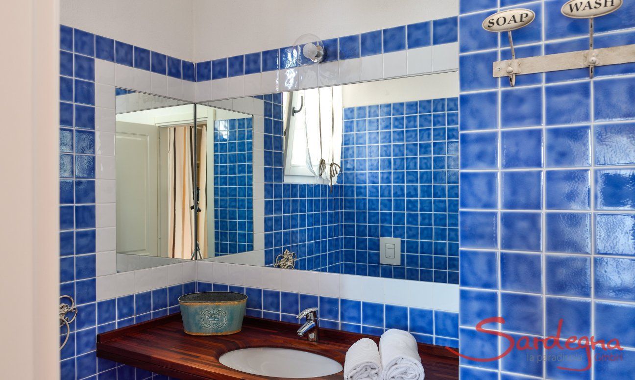 Li Conchi 4 | Bad 1 mit Waschtisch, WC und Dusche Bad 1