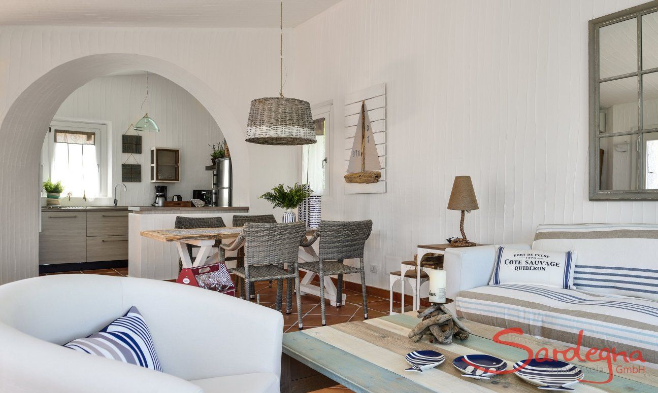 Li Conchi 4 | Sofa, Esstisch und Küche im Hintergrund Sofa, Esstisch und Küche im Hintergrund