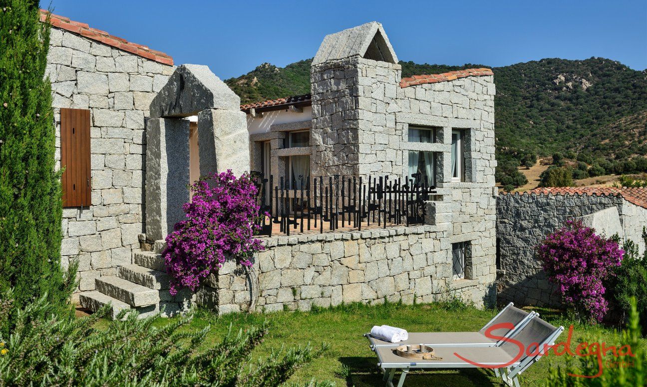 Li Conchi 5 | Sonnenliegen im mediterranen Garten vor dem Haus Ferienhaus Li Conchi 5 mit Garten und Terrasse