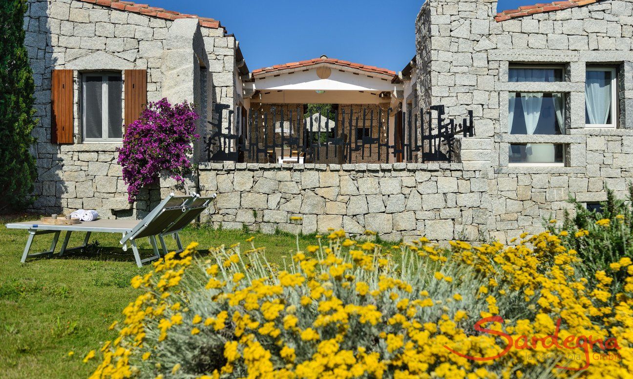 Li Conchi 5 | Blick vom Garten auf das Haus mit seinen zwei Wohneinheiten und der Terrasse dazwischen Hausansicht des Ferienhausess Li Conchi 5