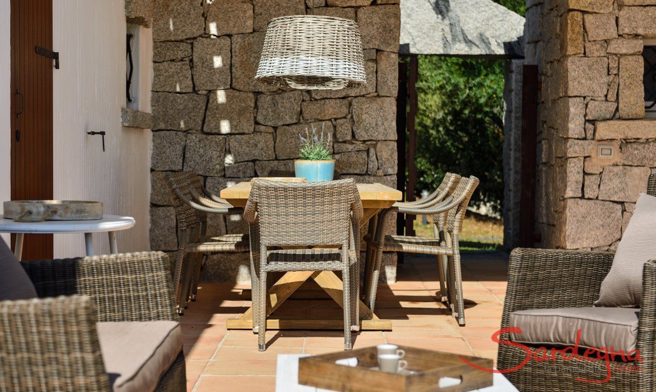 Li Conchi 5 | Die gut ausgestatteteTerrasse wird im Sommer zum Wohnzimmer im Freien Veranda Li Conchi 5 mit Esstisch und Aussensofa