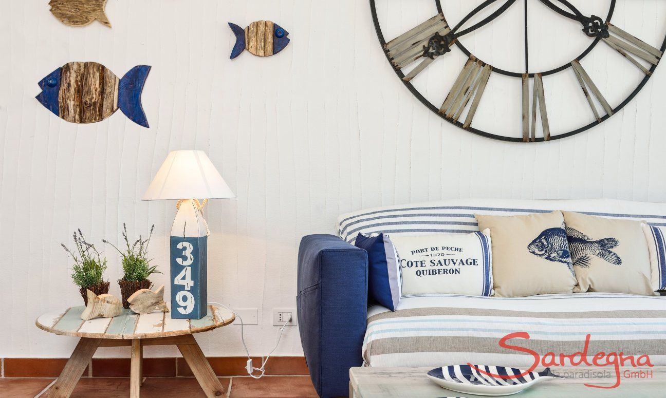 Li Conchi 5 | Große Wanduhr über dem mediterranen Sofa Wohnzimmer