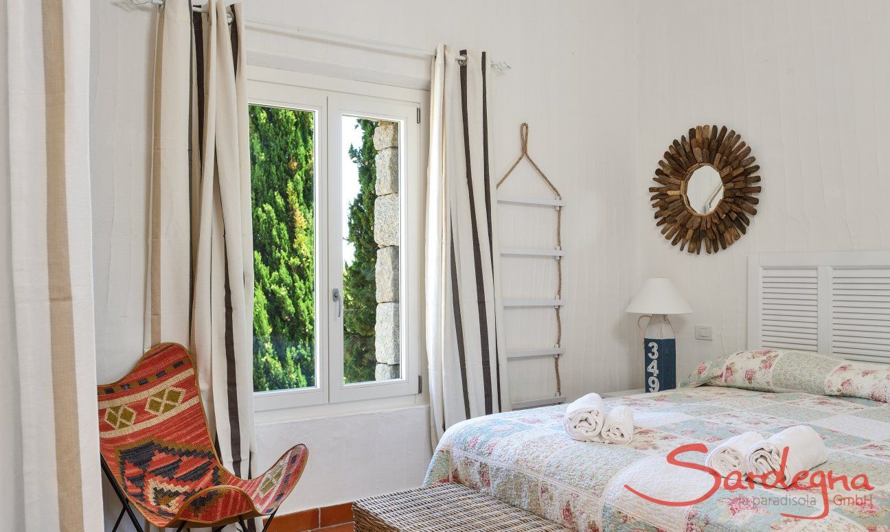 Li Conchi 5 | Schlafzimmer 1 mit Doppelbett und Gartenfenster Schlafzimmer