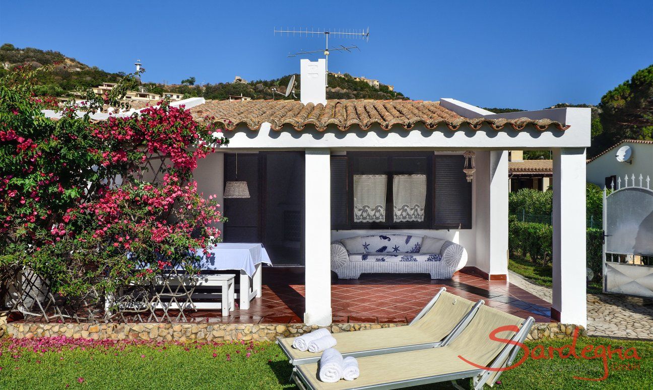 Villa Chiara | Blick auf die überdachte Terrasse mit Lounge-Sofa Villa Chiara