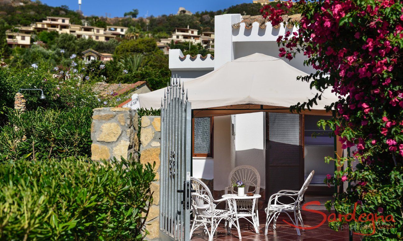 Villa Chiara | Eingang mit Terrasse und Gartenmöbeln Pavillon mit Sitzecke