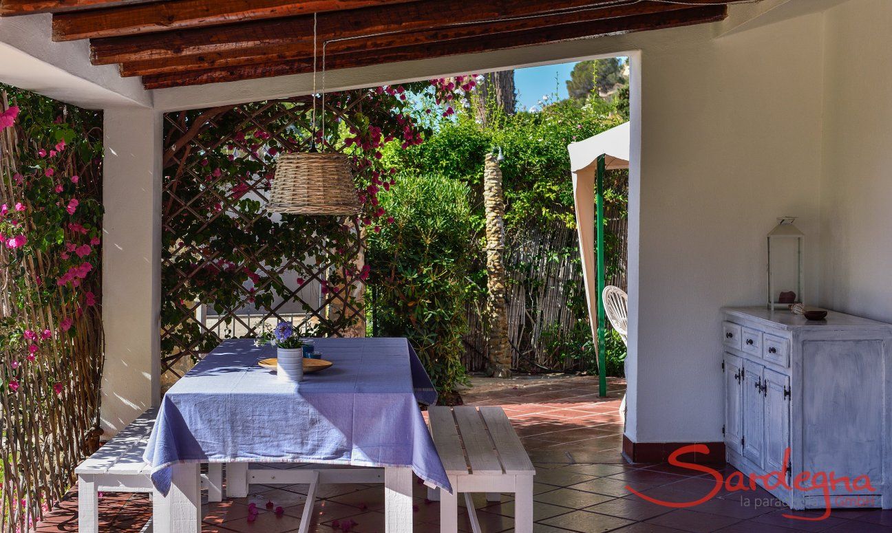 Villa Chiara | Überdachte Terrasse mit Esstisch Überdachte Terrasse mit Esstisch