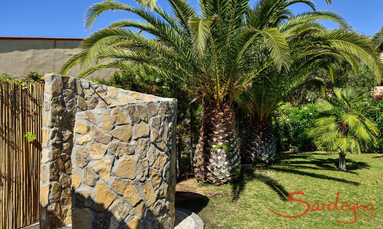 Villa Chiara | Gemauerte Aussendusche im Garten Gemauerte Aussendusche im Garten