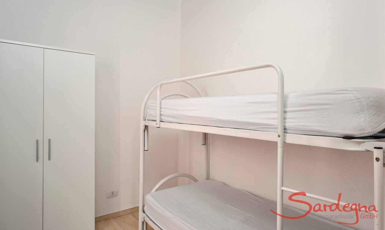 Villa Chiara | Schlafzimmer 3 mit Stockbett und Stauraum Schlafzimmer 3 mit Stockbett und Stauraum