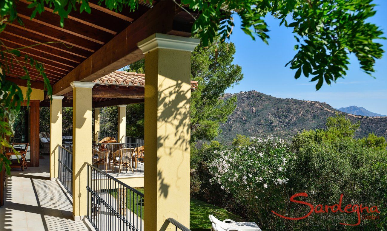 Villa Le Poiane | Blick von der Terrasse in die grüne Landschaft Blick von der Terrasse in die grüne Landschaft