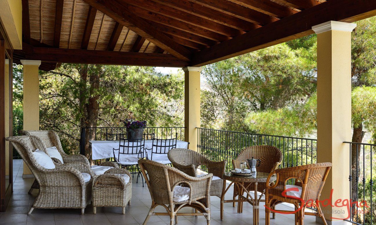 Villa Le Poiane | Großräumige Terrasse mit überdachtem Essbereich Großräumige Terrasse mit überdachtem Essbereich
