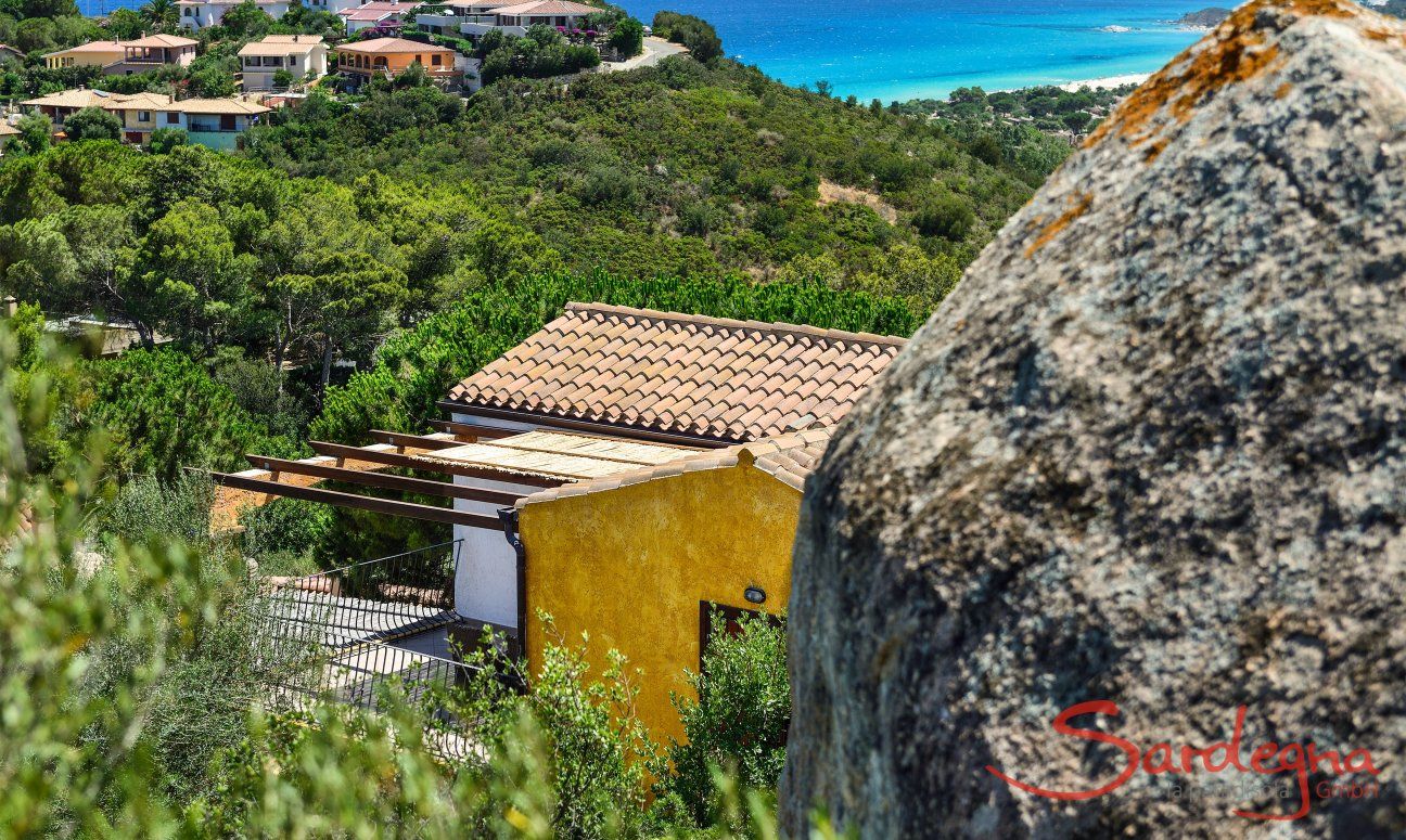 Apartment Orchidea-C | Blick auf das Haus und das Meer der Costa Rei Orchidea in der Natur
