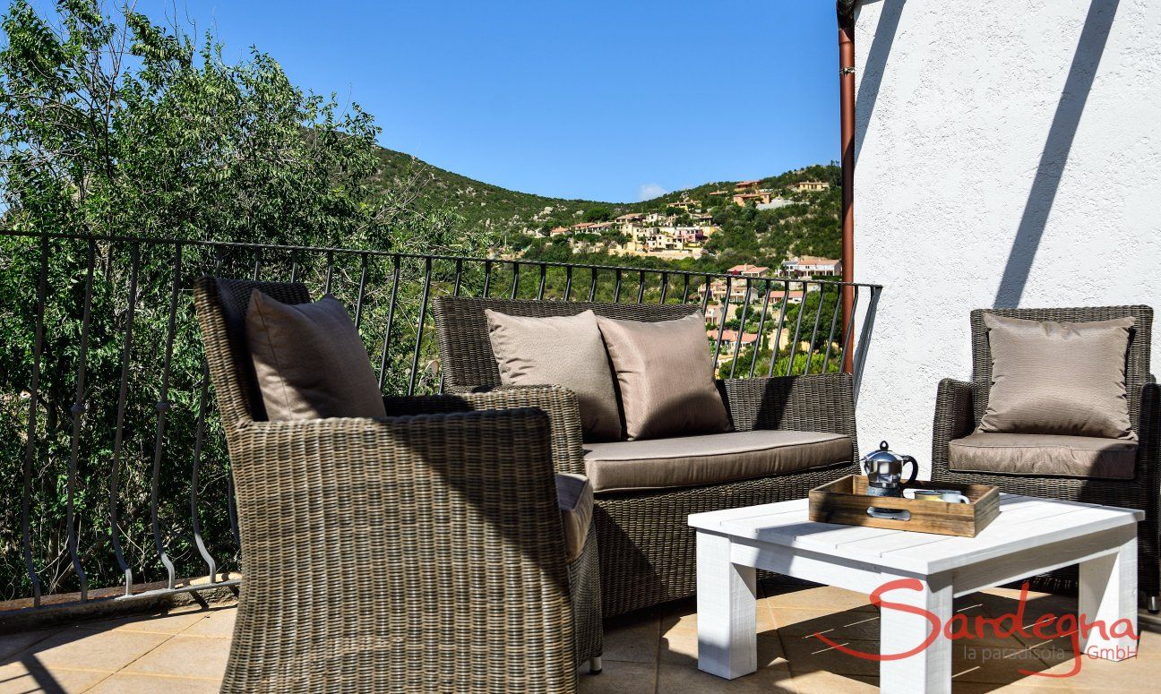 C.Orchidea | Blick in die umliegenden Hügel von der Terrasse Sardinien