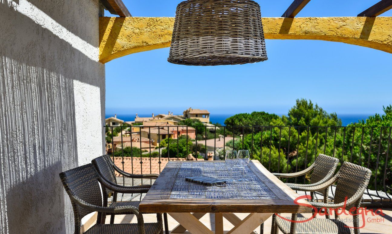 C.Orchidea | Mittelpunkt des täglichen Lebens ist die Terrasse mit großem Eßtisch Sardinien
