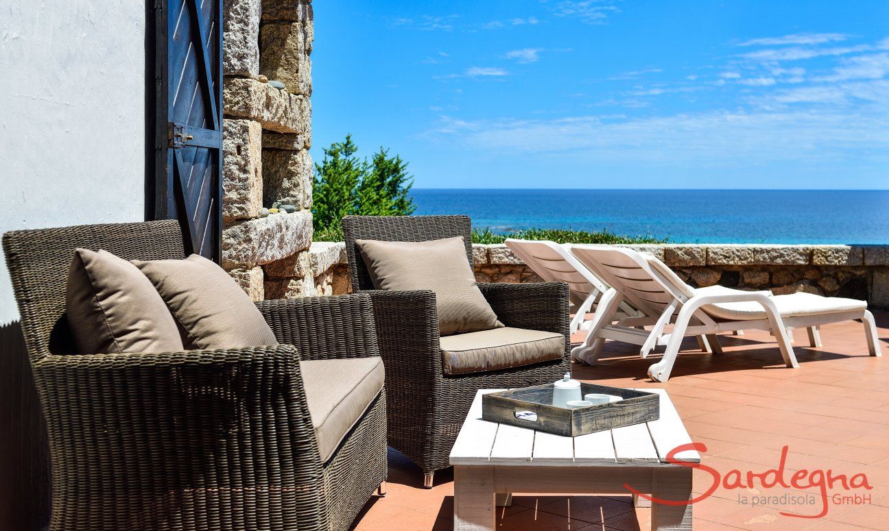 Sant Elmo Terrasse mit Sofa, Sonnenliegen und Meerblick, Casa 24