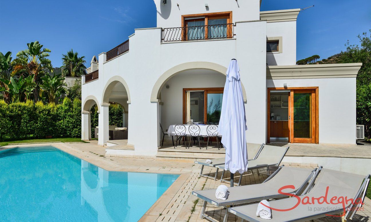 Villa del Campo | Blick auf das Haus und den überdachten Essbereich Blick auf das Haus und den überdachten Essbereich