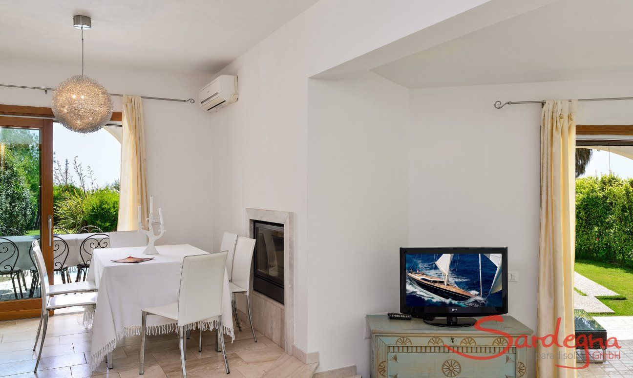 Villa del Campo | Essbereich und Wohnzimmer mit Blick in den Garten Essbereich und Wohnzimmer mit Blick in den Garten