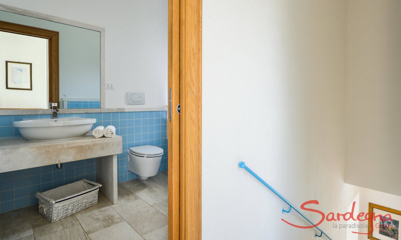 Villa del Campo | Bad im ersten Stock mit Treppe ins Erdgeschoß Bad im Erdgeschoß (mit Dusche)