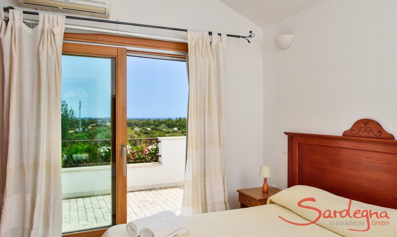 Villa del Campo | Schlafzimmer 1 mit Doppelbett und Terrassenzugang im ersten Stock Schlafzimmer 1 mit Doppelbett und Terrassenzugang