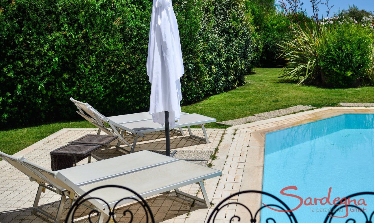 Villa del Campo | Liegen am Pool in gepflegtem Garten Liegen am Pool in gepflegtem Garten