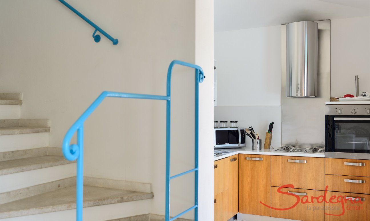 Villa del Campo | Treppenaufgang und Blick in die Küche Treppenaufgang und Blick in die Küche