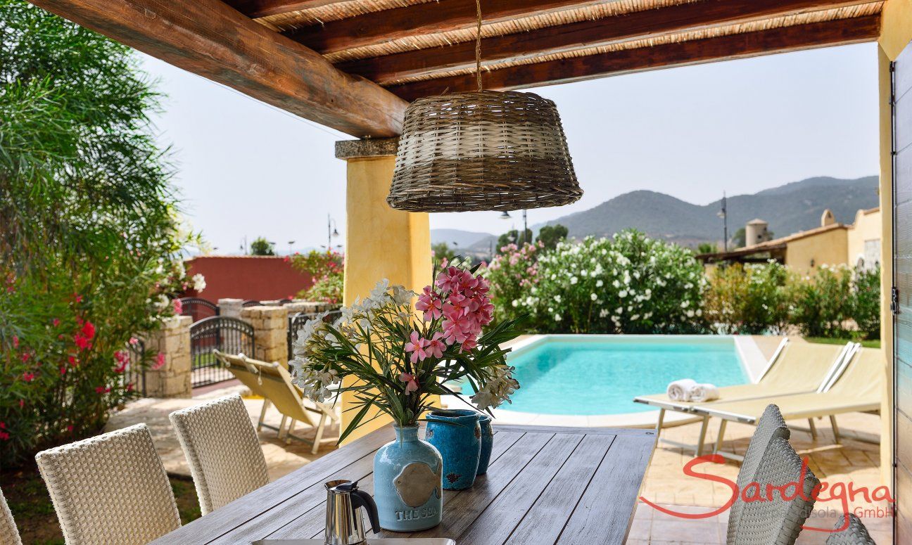 Villa Campidano 8 | Esstisch im freien mit Blick auf den Pool Esstisch mit Blick auf den Pool