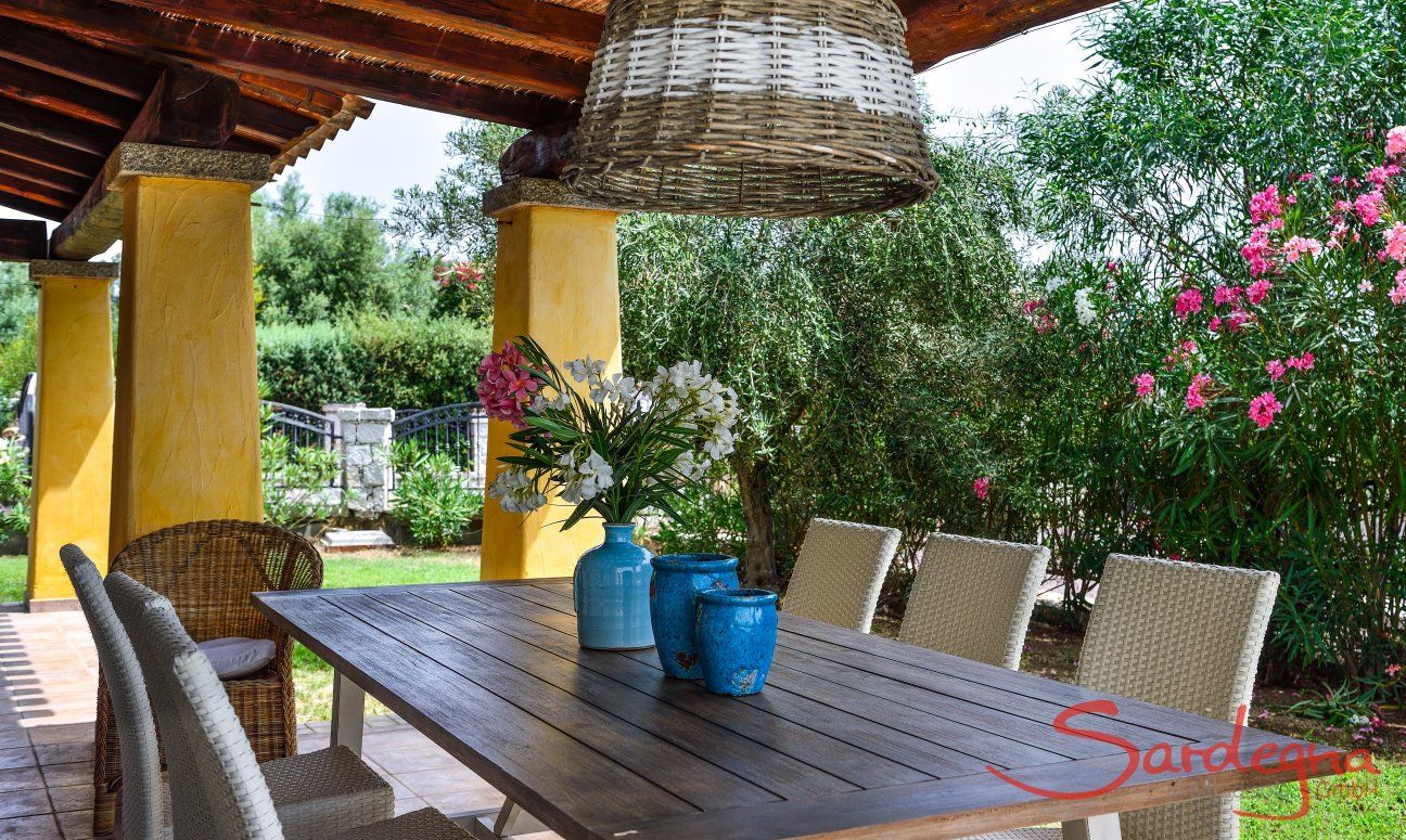Villa Campidano 8 | Esstisch im freien mit Blick in den mediterranen Garten Essplatz