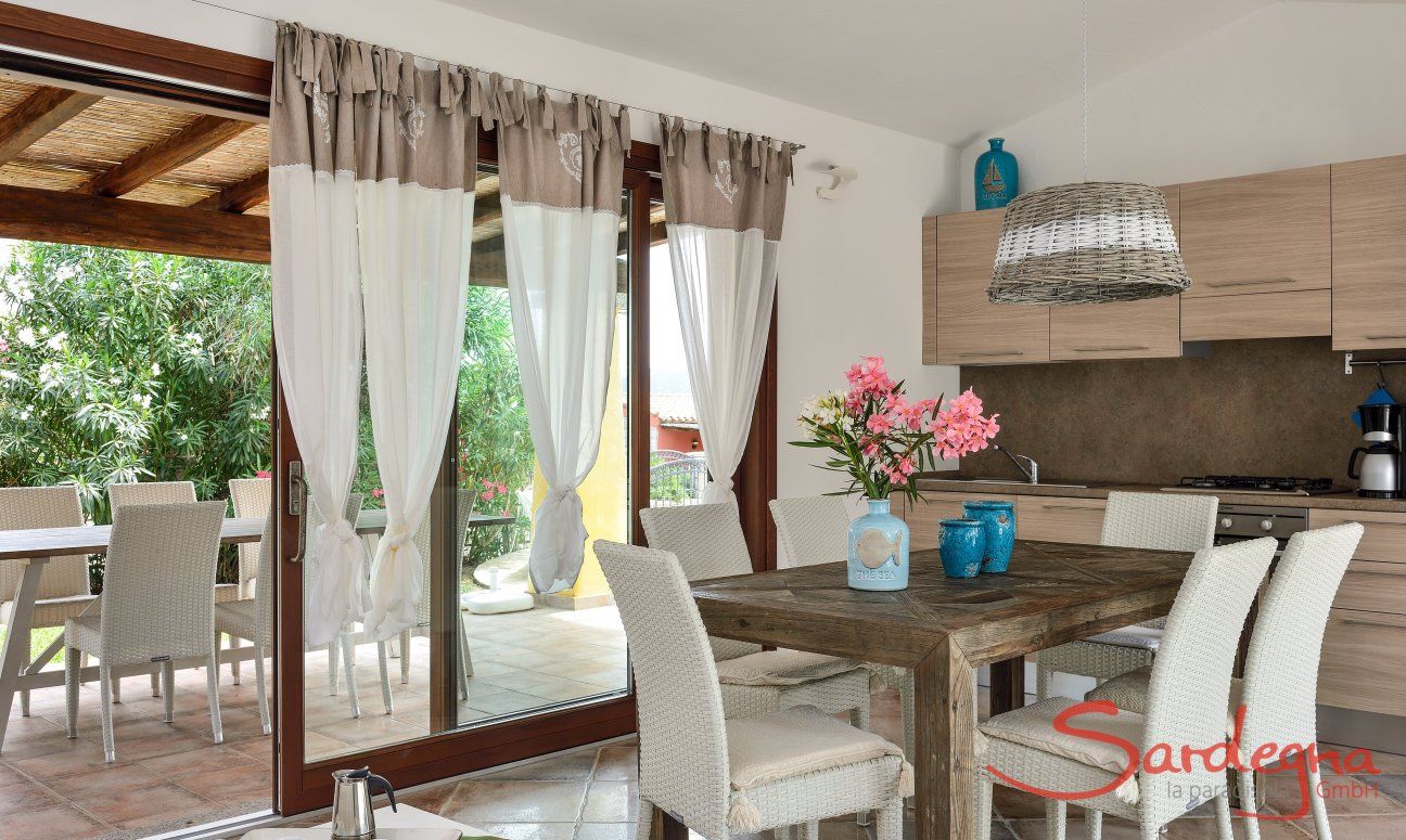 Villa Campidano 8 | Helle Küchenzeile mit Esstisch und Blick in den Garten Helle Küche mit Esstisch