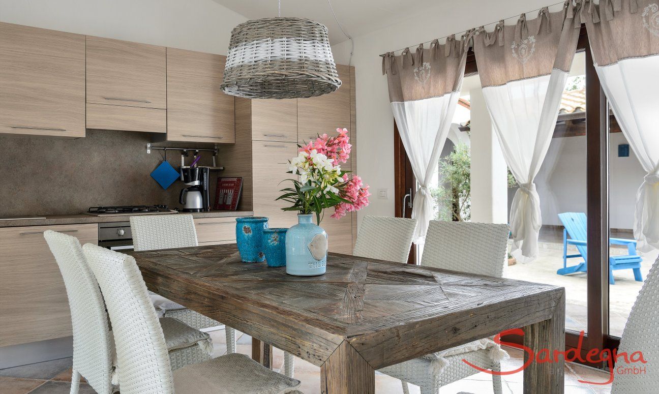 Villa Campidano 8 | Küchenzeile mit Esstisch und Blick in den Innenhof Küche, Esstisch und Innenhof