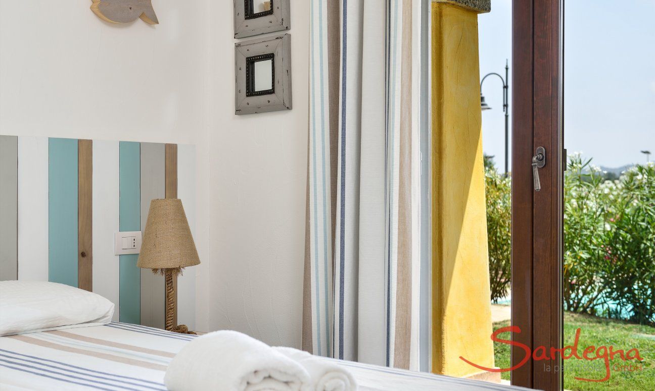 Villa Campidano 8 | Schlafzimmer 2 mit Tür zum Garten Schlafzimmer mit Tür zum Garten