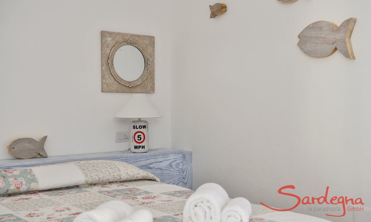 Villa Campidano 8 | Schlafzimmer 1 mit mediterranen Einrichtungsacceesoires Schlafzimmer
