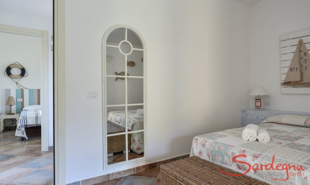 Villa Campidano 8 | Schlafzimmer 1 mit Blick in den Flur und das Schlafzimmer 2 Schlafzimmer